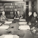 Puolustusneuvosto kokoontuu puheenjohtajansa johdolla vuonna 1937.